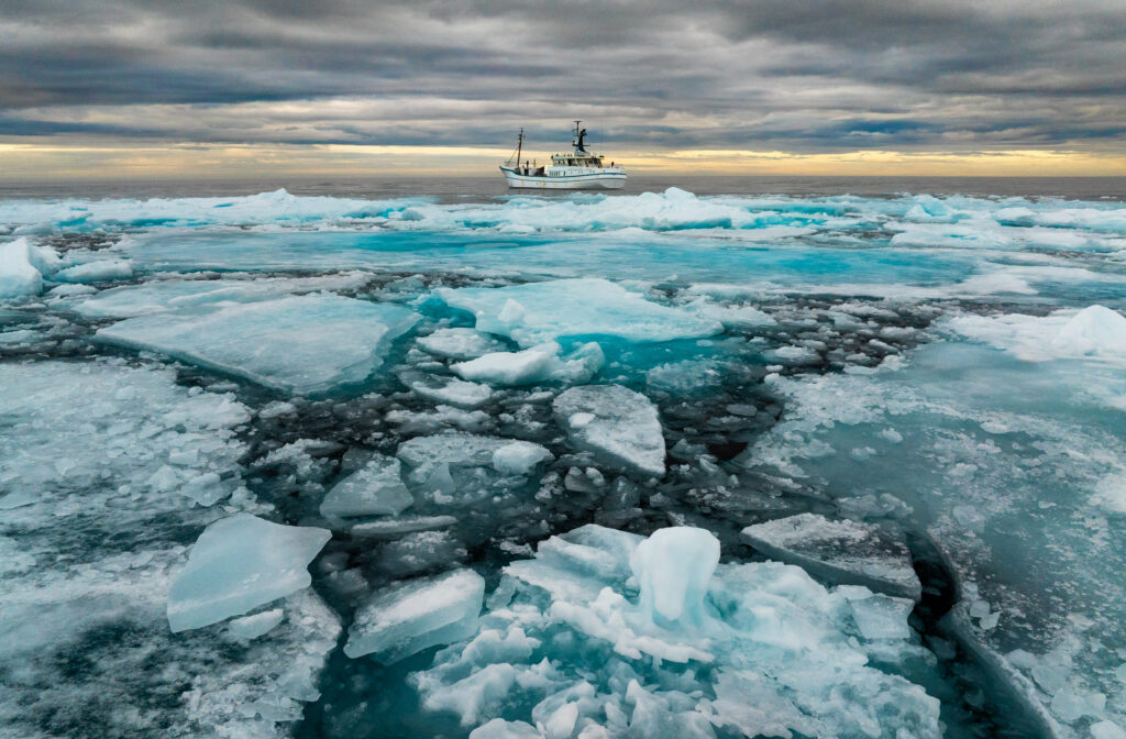 Operațiune secretă dejucată în Arctica: Forțele NATO au interceptat submarine rusești care simulau sabotarea cablurilor submarine