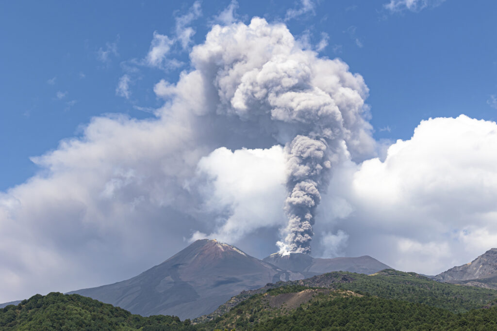 Vulcanul Etna a erupt din nou, zborurile din Catania sunt suspendate. Avertisment MAE pentru românii din Italia