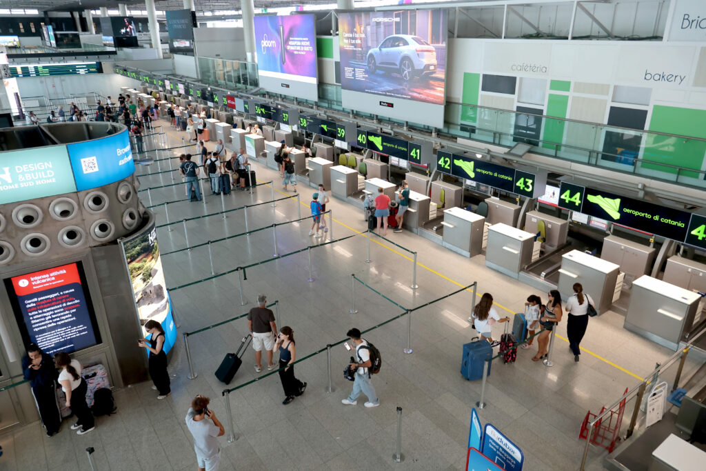 Aeroportul Internațional Jakarta își suspendă zborurile din cauza erupției vulcanice