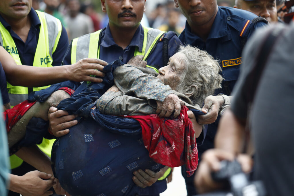 „Salvați-mă”! Femeie din Nepal, găsită în viață după 10 zile sub ruine. Familia începuse deja ritualurile de doliu