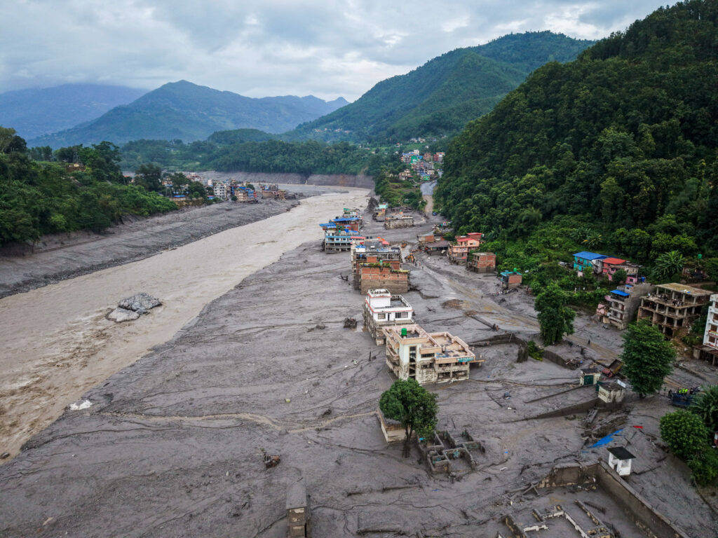 Bilanțul inundațiilor catastrofale din Nepal și China a depășit 1.000 de morți, iar mii de persoane sunt încă dispărute
