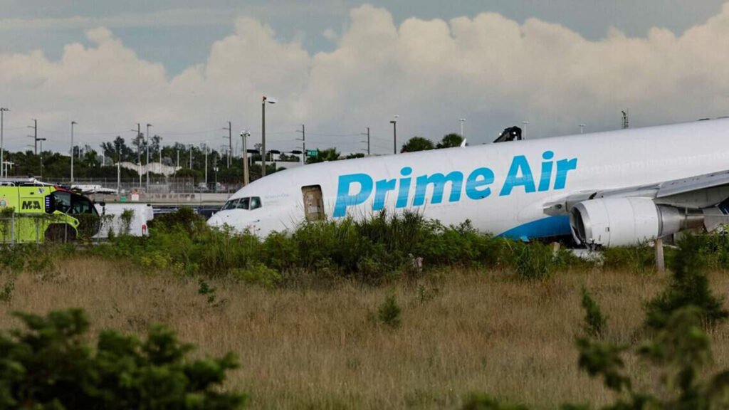 De ce nu a mai putut opri avionul Amazon la Miami? Anchetatorii verifică o posibilă eroare în timpul aterizării