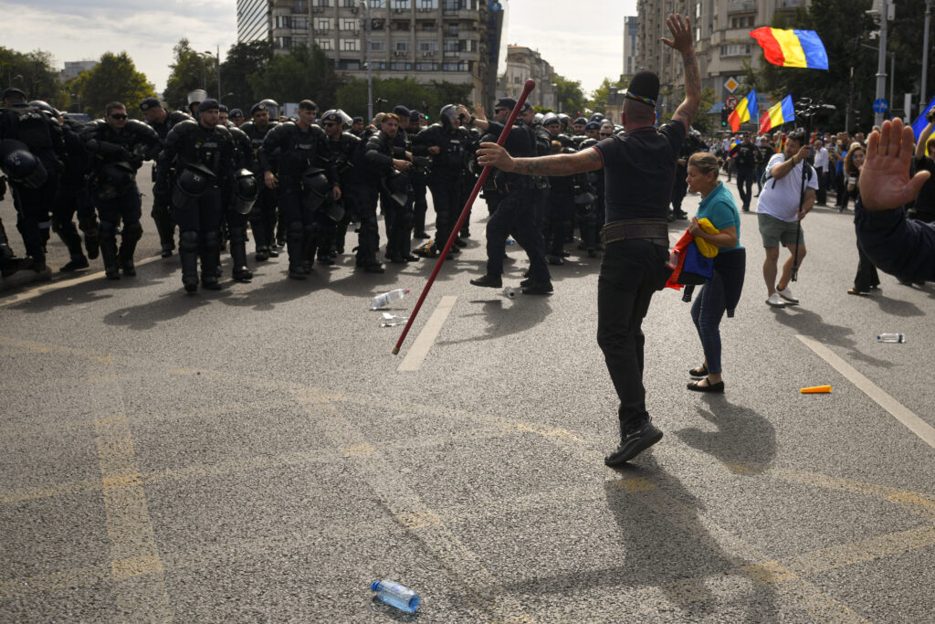 Protestul fermierilor din Piața Victoriei, marcat de violențe: 26 de persoane au fost duse la poliție. 24 de răniți, între care opt jandarmi