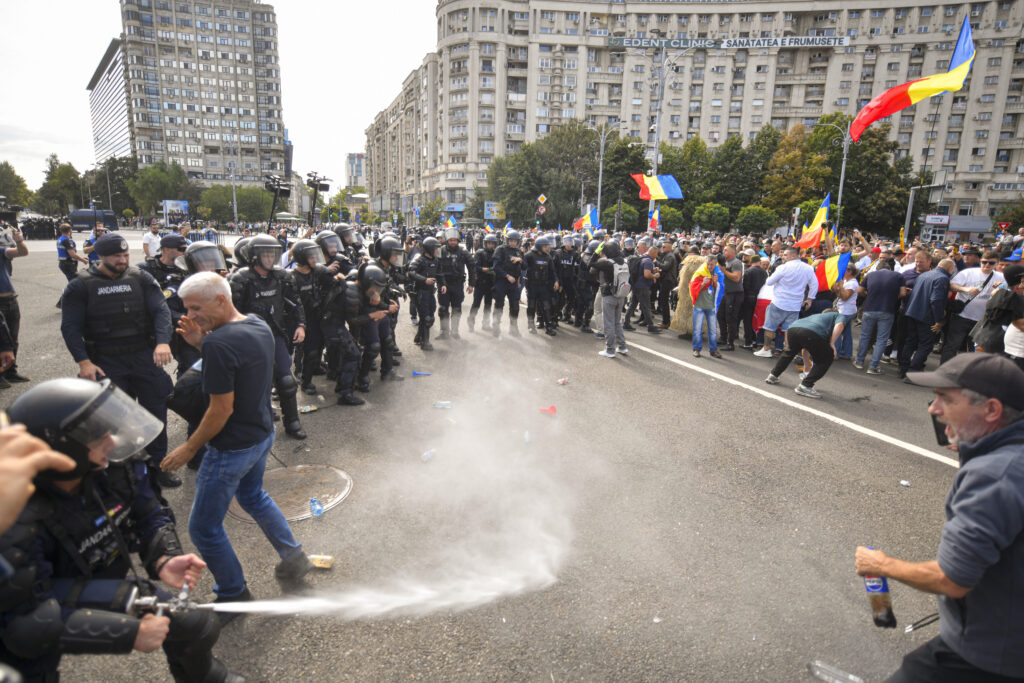 LIVE | Protestul fermierilor degenerează în București: gaze folosite de jandarmi, întăriri chemate în zonă și rețineri în centrul Bucureștiului/5 persoane au avut nevoie de îngrijiri medicale, una a ajuns la spital/4 persoane, conduse la sediul Secției 4 Poliție/Amenzi pentru protestatari