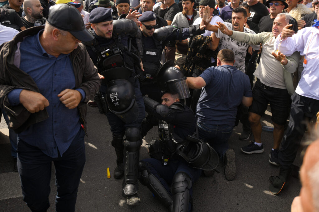 Un român a profitat de asaltul protestatarilor asupra jandarmilor / Gunoaiele lăsate în urmă de manifestanți