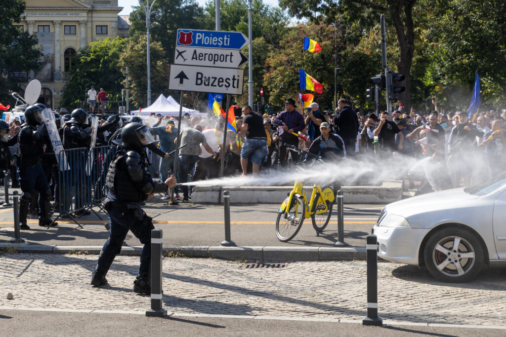 Bilanț după violențele din Piața Victoriei: 47 de persoane au fost duse la poliție, zece jandarmi răniți și amenzi de 21.500 de lei