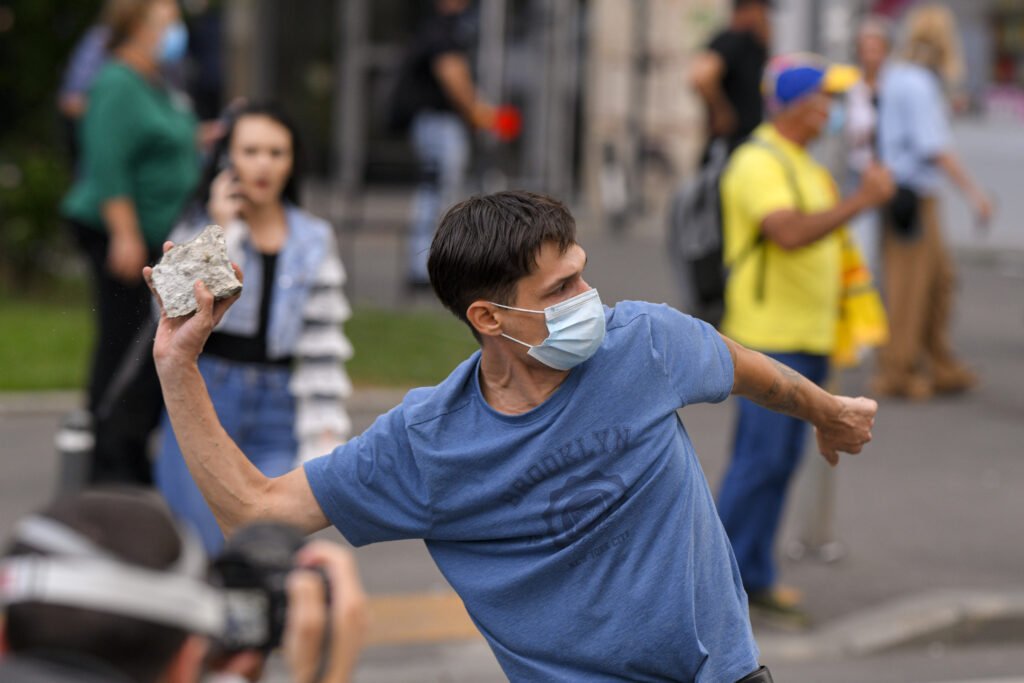 Percheziții în București și 15 județe după protestul din Piața Victoriei. 29 de mandate și 30 de persoane duse la audieri