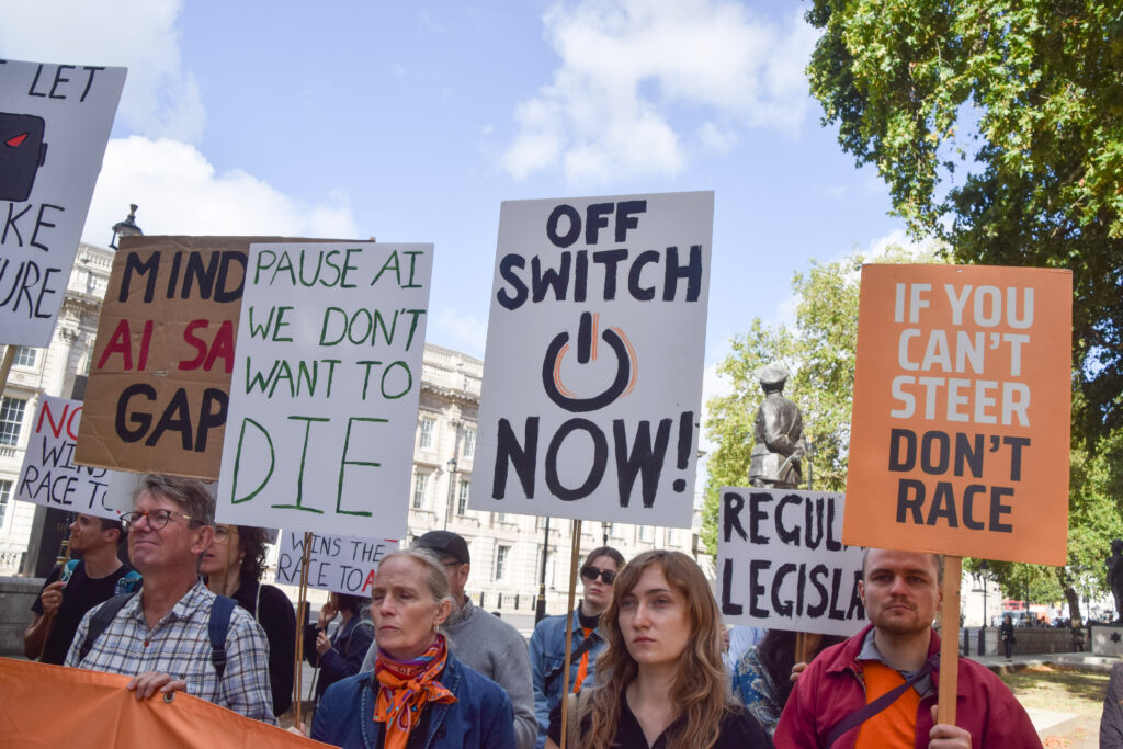 „Extincția este pe masă” : Proteste în fața sediilor OpenAI și Anthropic pentru o pauză în dezvoltarea inteligenței artificiale