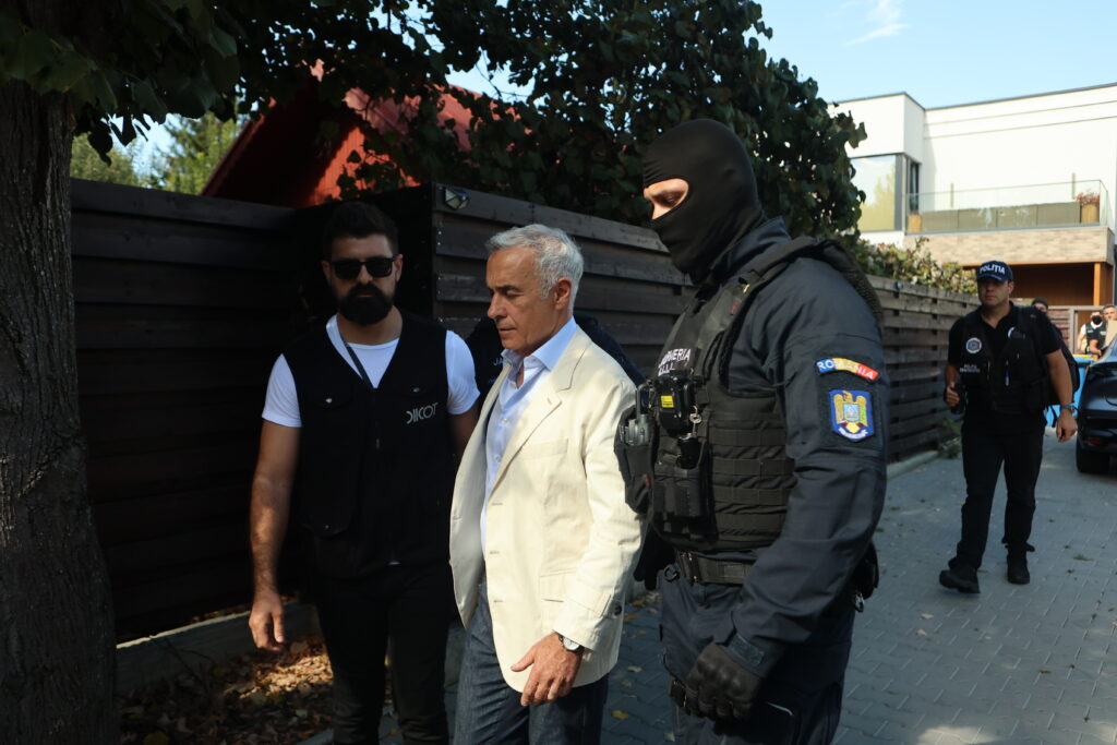 Călin Georgescu a ajuns la Curtea de Apel București. Judecătorii decid astăzi dacă fostul candidat la prezidențiale iese din arest preventiv