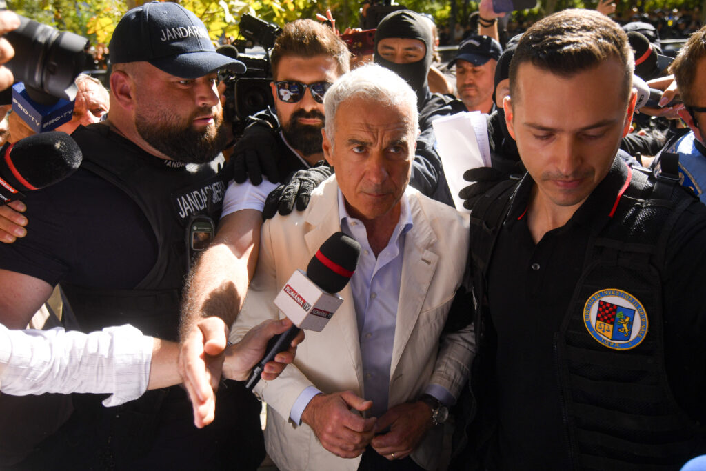 Călin Georgescu, dus la Tribunalul București. El află dacă va fi arestat preventiv