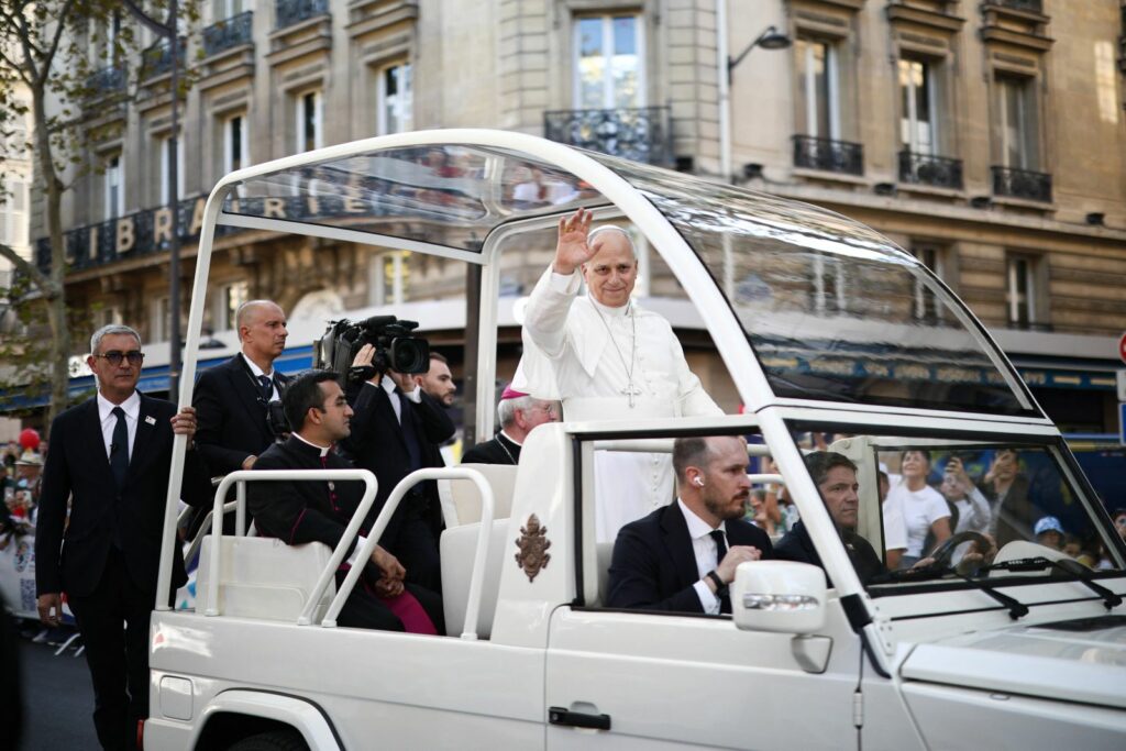 Papa Leon al XIV-lea a intrat în Notre-Dame renăscută din cenușă. 300.000 de oameni l-au întâmpinat la Paris