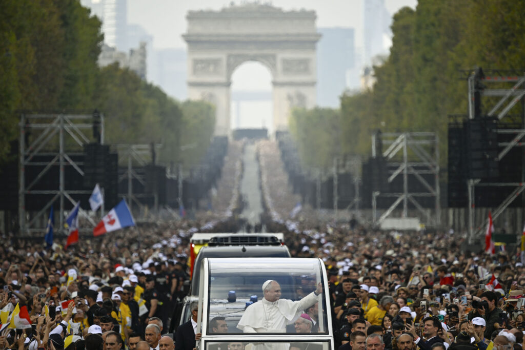 Papa Leon a lăudat „entuziasmul, energia și dăruirea” tinerilor în cadrul slujbei din Paris. Ce politicieni de rang înalt au participat la liturghie