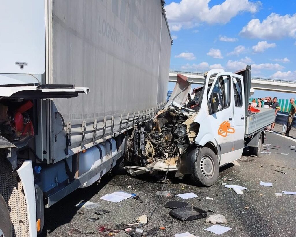 Circulație blocată pe DEx12 Craiova – Pitești după un accident cu un TIR și o autoutilitară