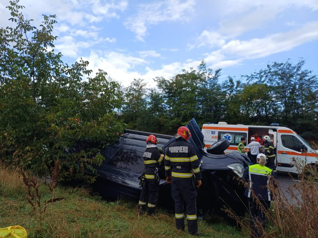 Accident rutier în Iași: un microbuz cu șase persoane la bord s-a răsturnat