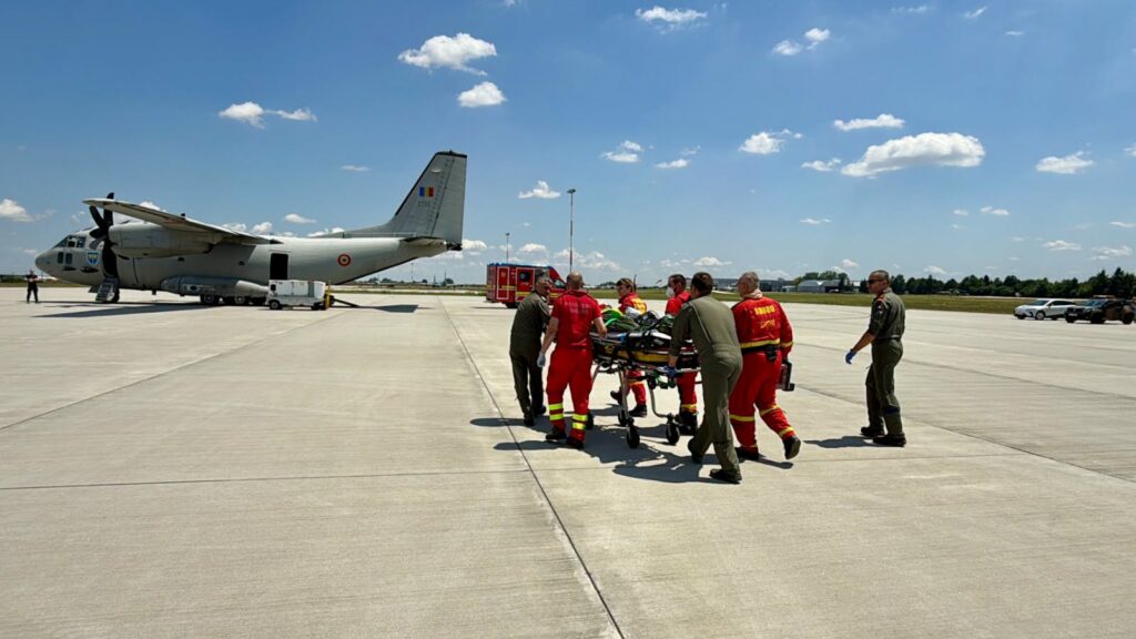 Pacient cu arsuri, transferat în Belgia cu o aeronavă Spartan a Forțelor Aeriene Române