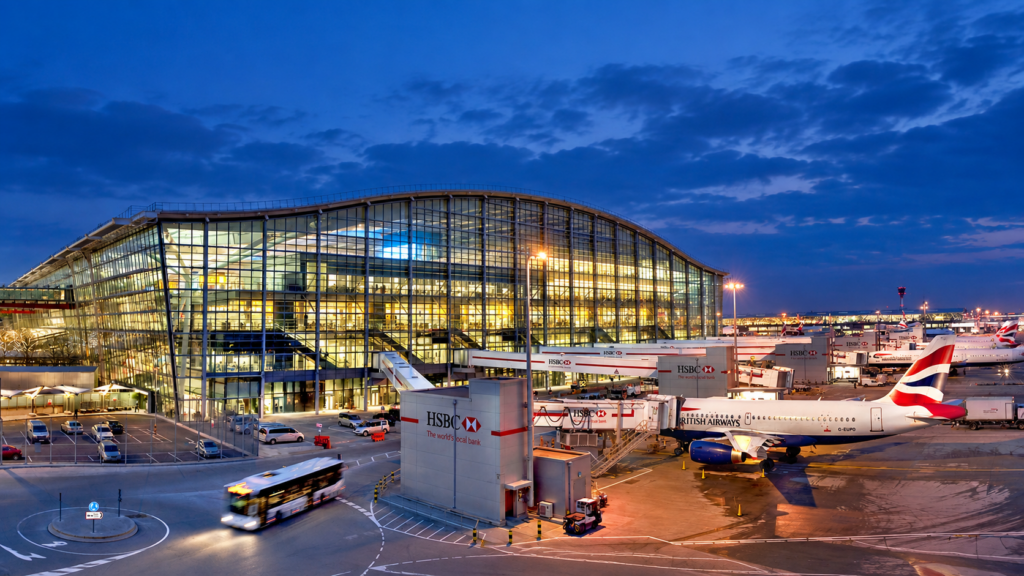 Perturbări majore pe aeroporturile din Marea Britanie. Zboruri blocate în întreaga țară