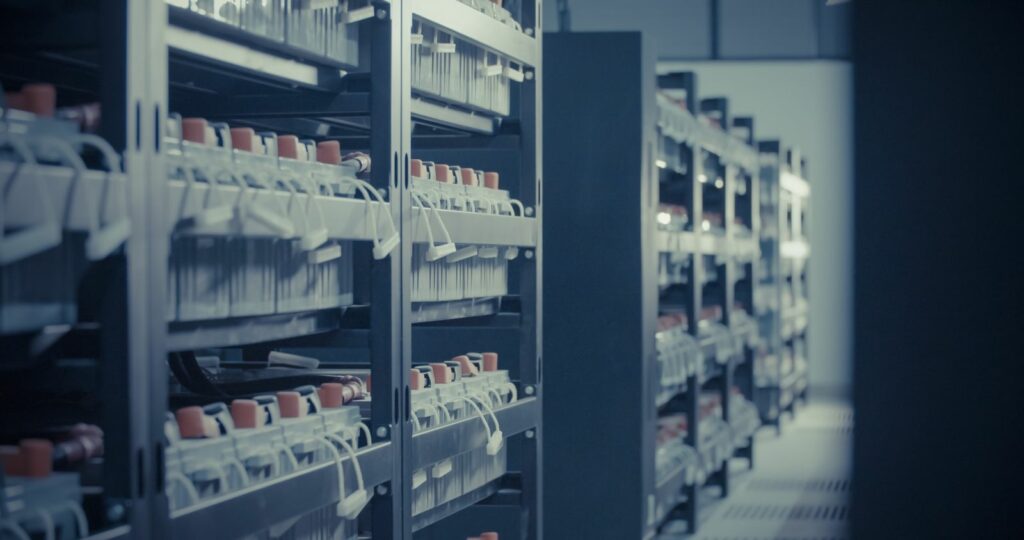 Miliardarii din umbra inteligenței artificiale. Cum au ajuns șinele și microburghiele afaceri de aur