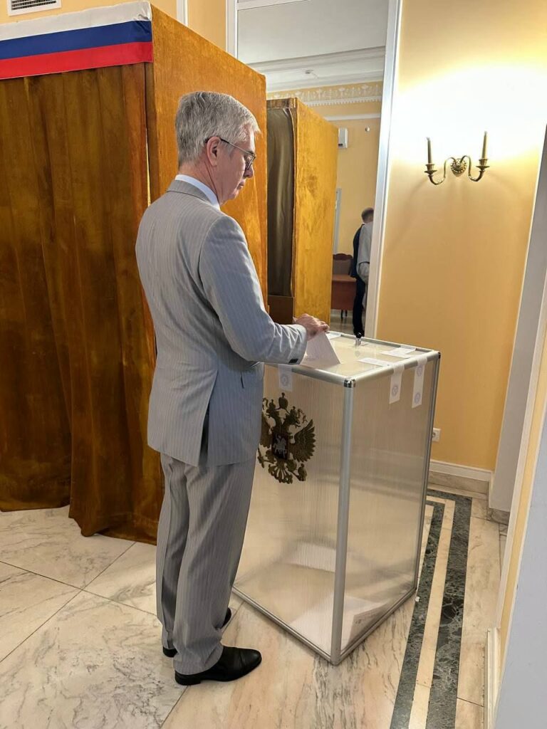 Alegeri în Rusia: Ambasadorul rus a votat la București, în ultima zi a scrutinului Prezența a trecut de 44%