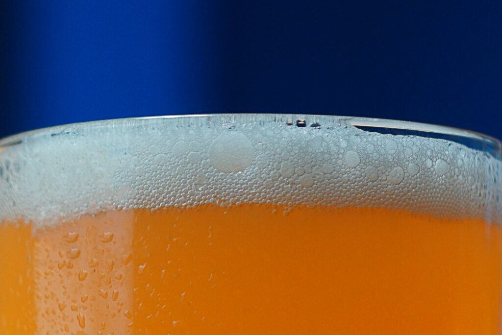 Berea fără alcool poate conține alcool. Ce înseamnă, de fapt, «0%» și ce trebuie să verifici pe etichetă