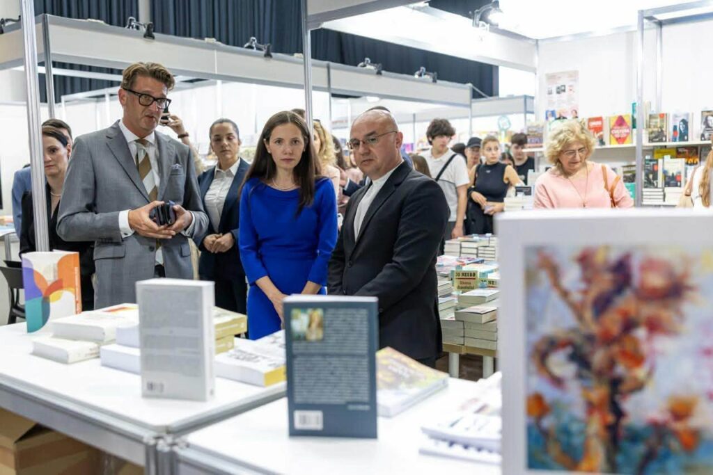 Mirabela Grădinaru, la Chișinău: Nu trebuie să punem cartea și ecranul una împotriva celuilalt