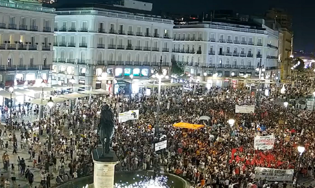 Mii de oameni protestează în Madrid față de costurile ridicate ale locuințelor, după ce o femeie a fost evacuată forțat din casa ei