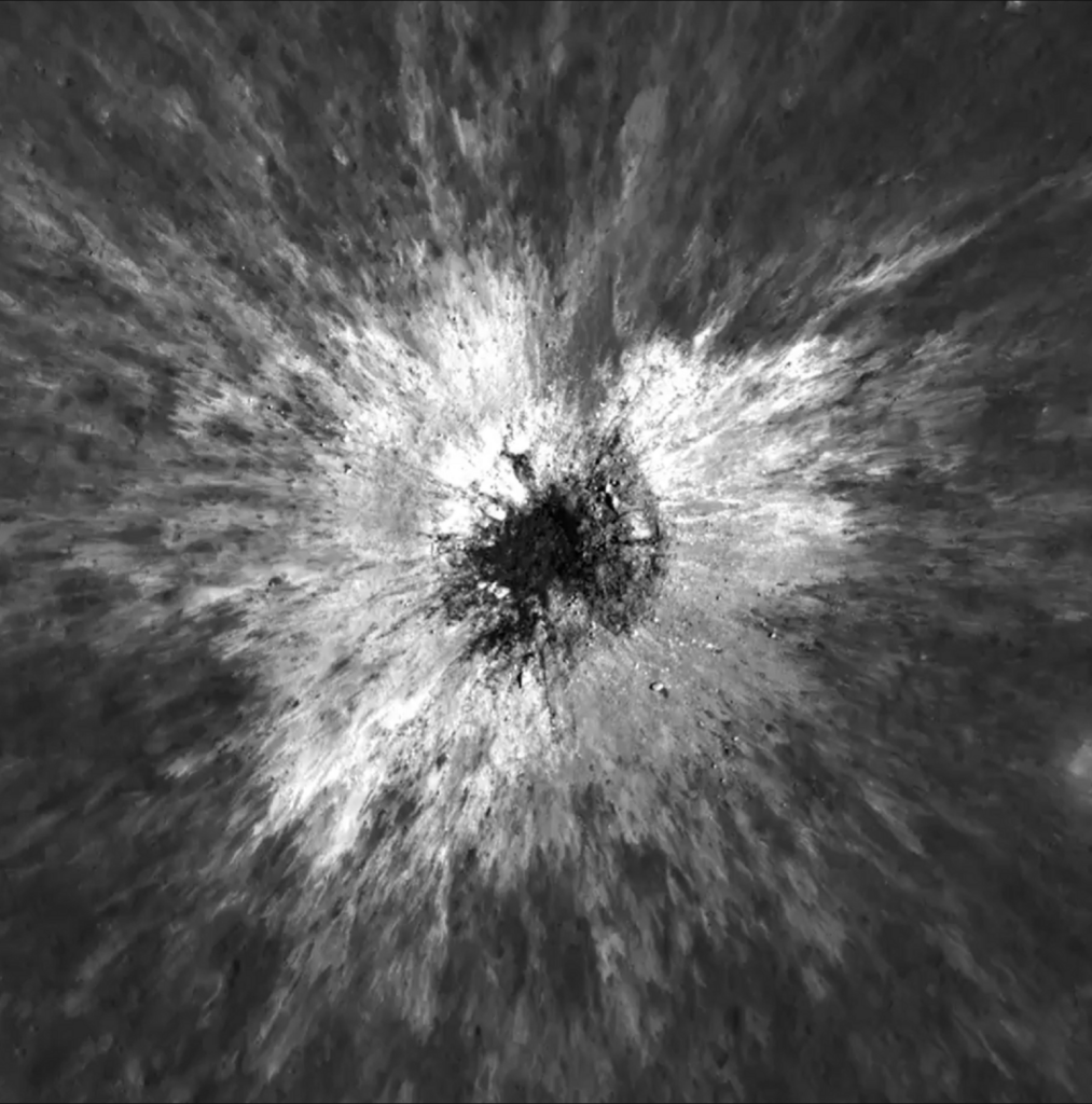 Un „eveniment unic la un secol”: O sondă NASA a descoperit un nou crater pe Lună