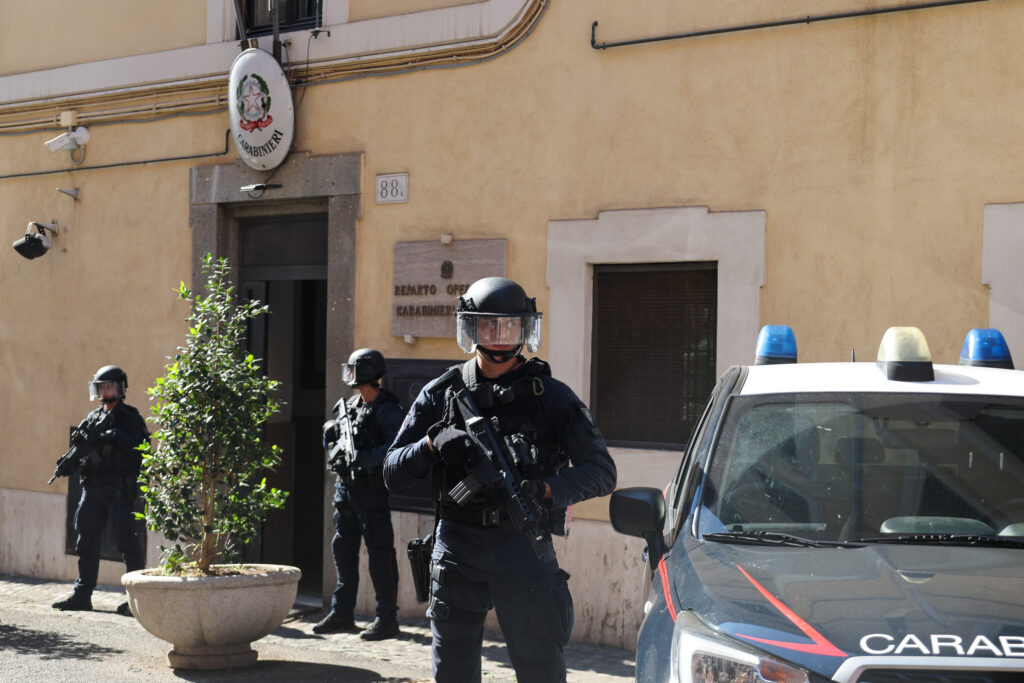 Un bărbat s-a mutat la hotel deoarece și-a găsit locuința ocupată de două persoane condamnate pentru infracțiuni cu droguri