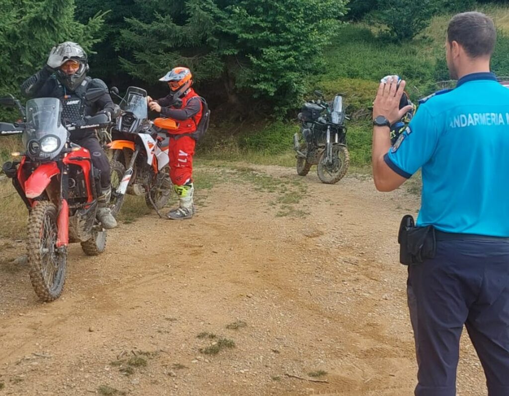 Aventură cu Enduro încheiată cu amenzi în Maramureș. Trei cetățeni cehi, opriți de jandarmii montani