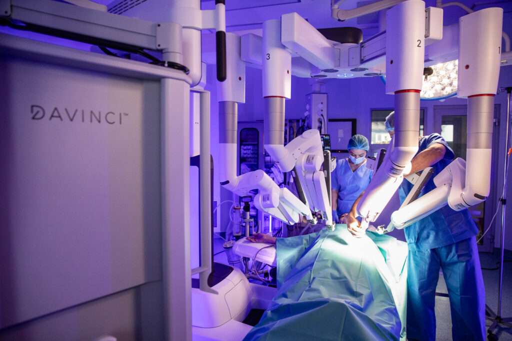 Chirurgia robotică, opțiune modernă de tratament pentru cancerul de prostată (P)