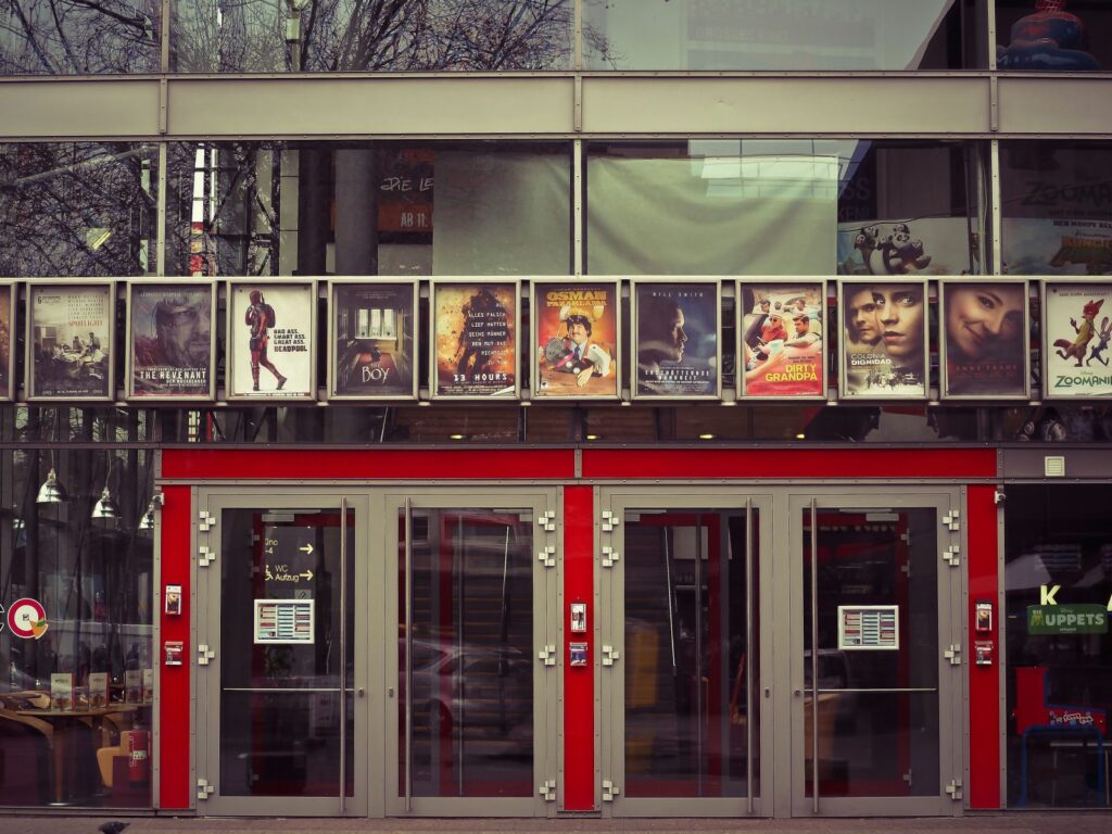 Revenirea spectaculoasă a cinematografelor după pandemie. Tinerii din Generația Z se întorc în fața marilor ecrane