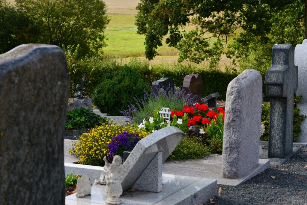 Competiție bizară aproape de România: zeci de oameni s-au întrecut la săpat „cea mai stilată groapă” într-un cimitir
