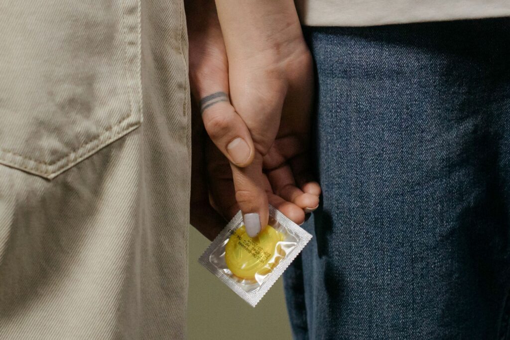 8 din 10 tineri români au folosit prezervativul la primul contact sexual | 74% au făcut sex sub influența alcoolului