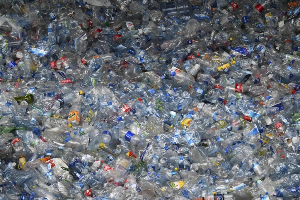 Planeta nu mai face față plasticului produs de oameni. 72 de milioane de tone vor ajunge în afara sistemelor de gestionare în 2026