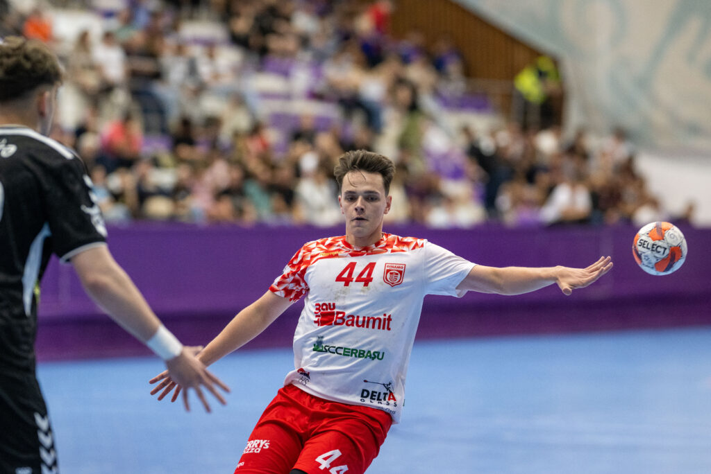 Dinamo București, campioana en-titre, învinge pe CSM Constanța la limită, la startul Ligii Zimbrilor la handbal masculin