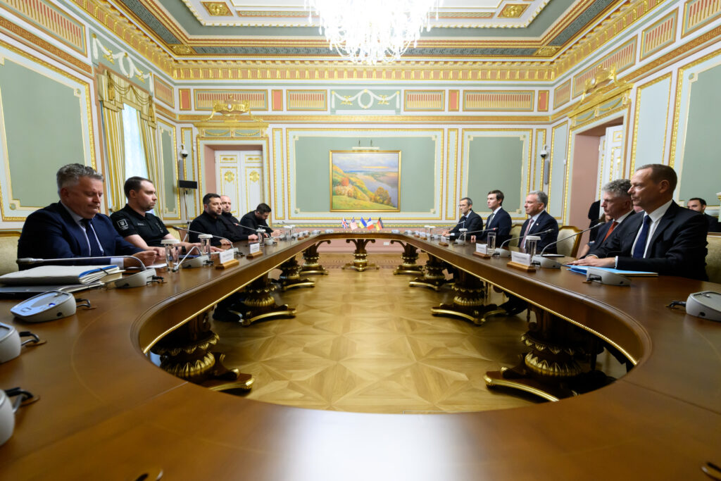 Emisarii SUA Steve Witkoff și Jared Kushner au avut discuții „substanțiale” cu Zelenski la Kiev. Președintele ucrainean o nouă rundă de discuții cu Statele Unite și reprezentanții Franței, Germaniei și Marii Britanii