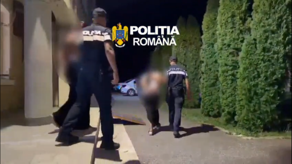 Două femei, surprinse în timp ce furau 35.000 de lei din casa unui bărbat din Cluj. Una din ele l-a atacat în timpul jafului