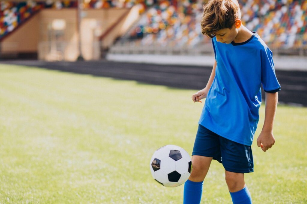 Copilul vrea să joace fotbal? Ce echipament contează cu adevărat la primele antrenamente (P)