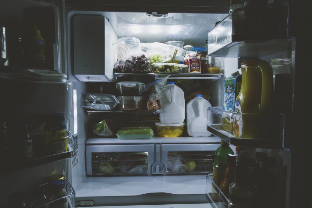 Nu este suficient să arunci alimentele expirate. Cât de des trebuie curățat frigiderul pentru a evita bacteriile și mucegaiul