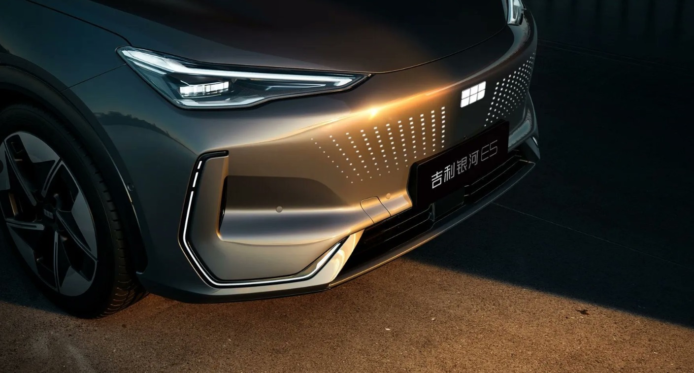 Geely prezintă o mașină electrică ce se încarcă în 4 minute și jumătate