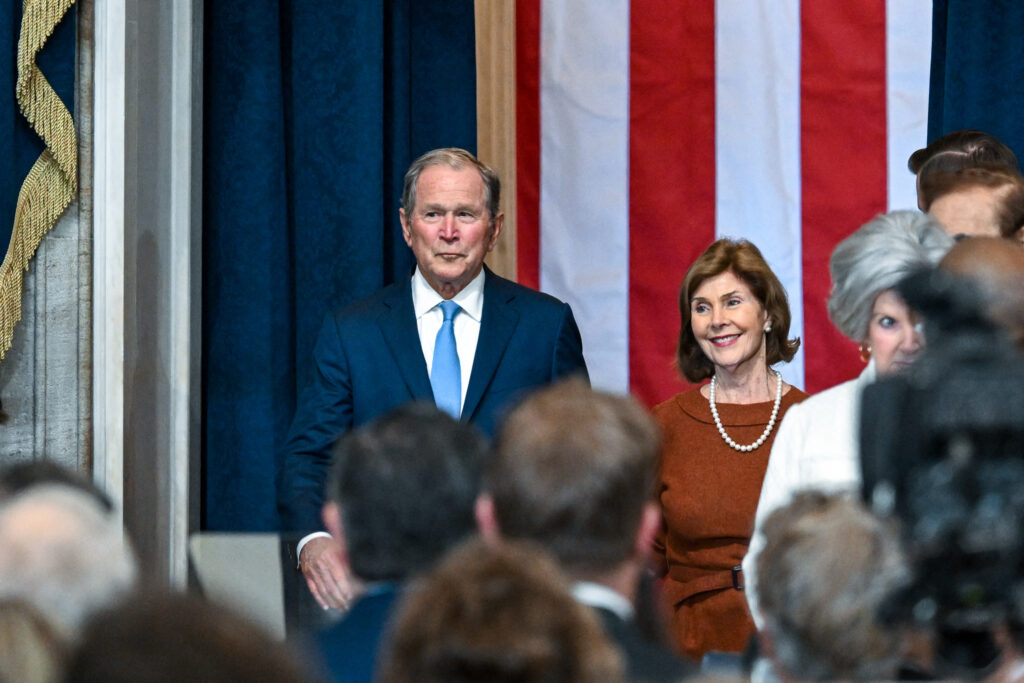 La douăzeci și cinci de ani după 11 septembrie, George W. Bush își expune picturile inspirate de atacuri