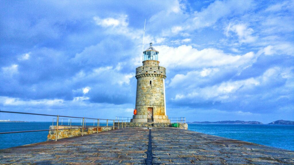 Insula spectaculoasă din Europa unde te poți plimba prin casa lui Victor Hugo și înota gratuit în Atlantic