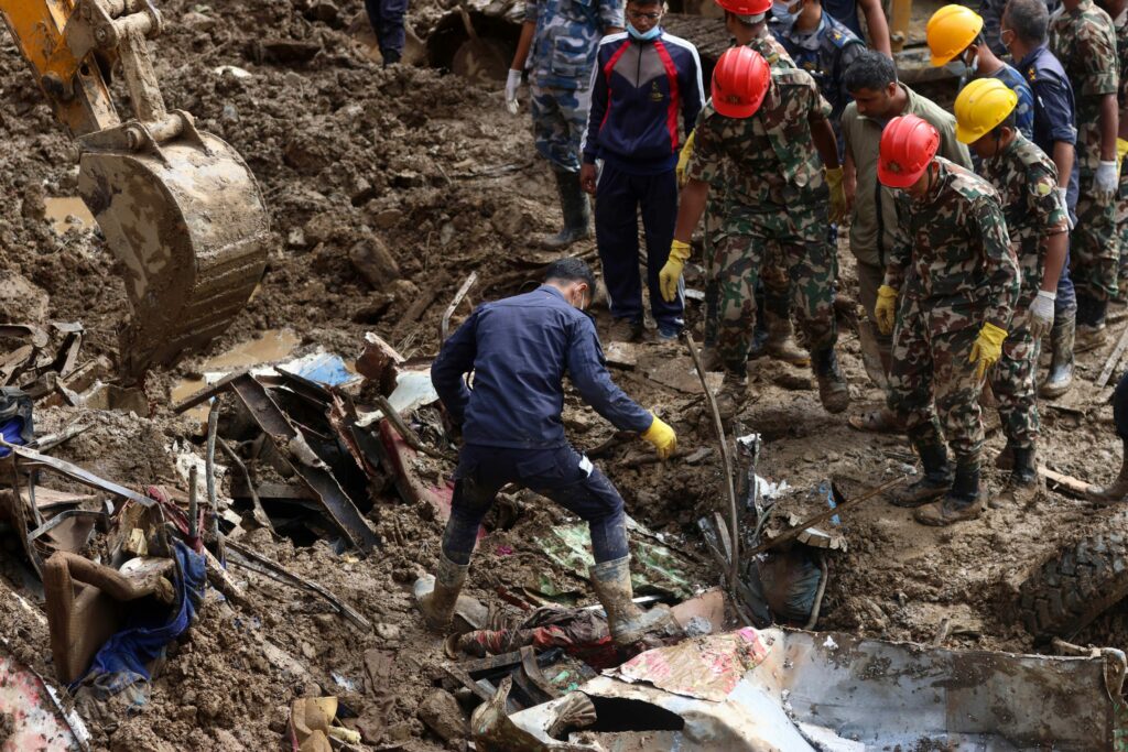 Echipele de salvare din tunelul unei hidrocentrale din Nepal caută muncitorii blocați, dar n-au găsit pe nimeni viu