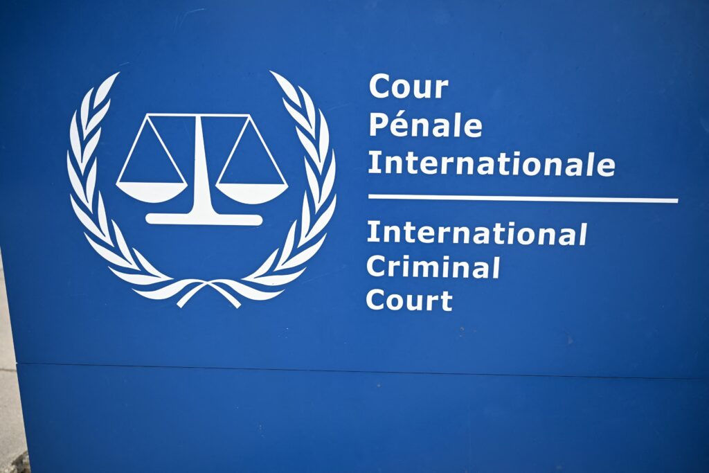„Vom urmări atent cine e de partea Americii”. Țările NATO, presate de SUA să desființeze „sistematic” Curtea Penală Internațională