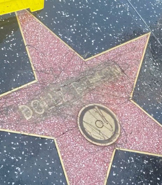 Dolly Parton primește o nouă stea pe Hollywood Walk of Fame, după ce prima a fost vandalizată