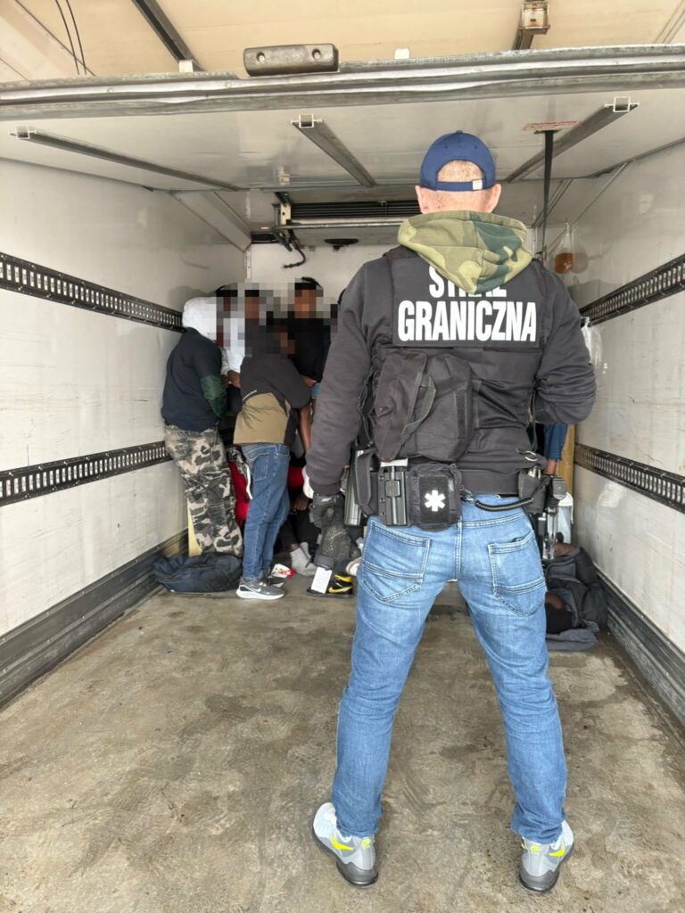 Peste 30 de migranți, găsiți înghesuiți în compartimentul de marfă al unui camion în Polonia