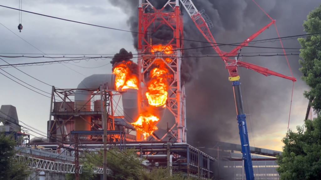 Incendiu la o fabrică de hârtie din Japonia. Un coș de fum avariat a luat foc în timpul demolării