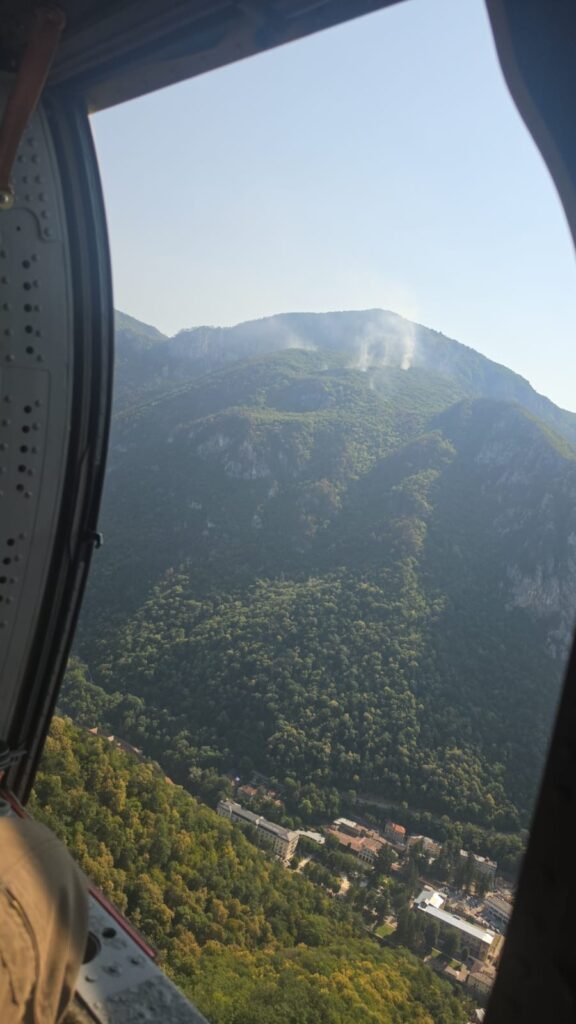Incendii de vegetație în mai multe zone din Caraș-Severin: pompierii intervin sprijiniți de resurse aeriene