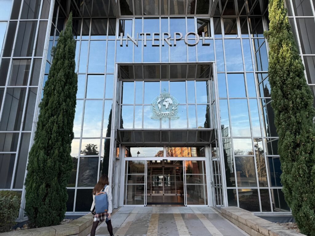 Premieră pentru Interpol. Operațiuni desfășurate în întregime de femei au dus la arestarea în Algeria a doi evadați dintr-o închisoare din Franța
