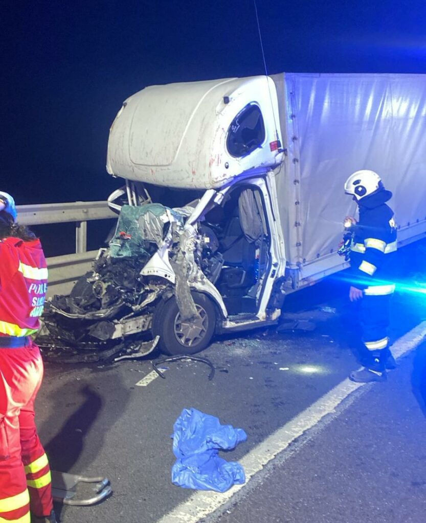 Accident mortal pe A1, pe sensul de mers Sibiu-Sebeș. Un șofer de 34 de ani a murit după ce a intrat cu autoutilitara într-un camion