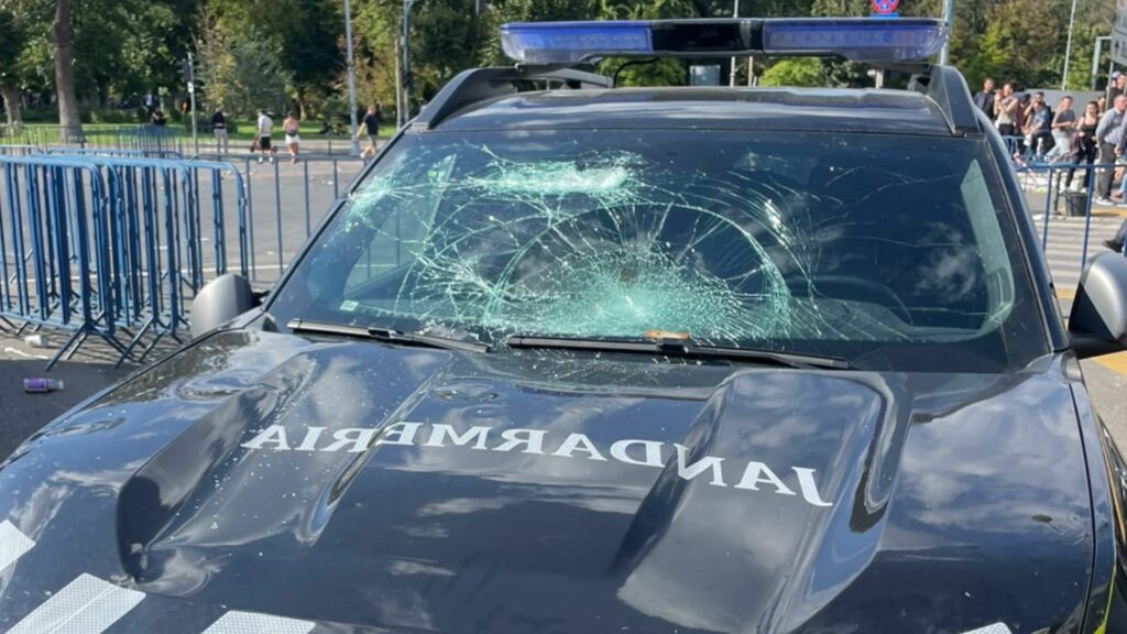 Autospeciala Jandarmeriei, distrusă de protestatari în Capitală